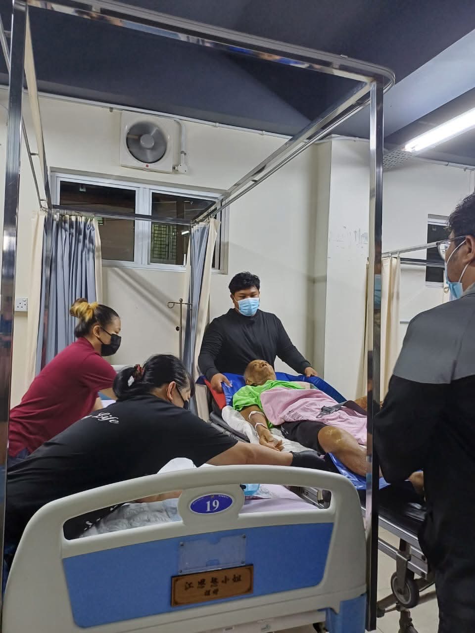 他的五脏六腑都受损了。。。